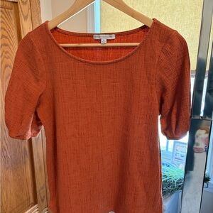 Green Envelope Short Sleeve Scoop Neck Top in Rust Orange
